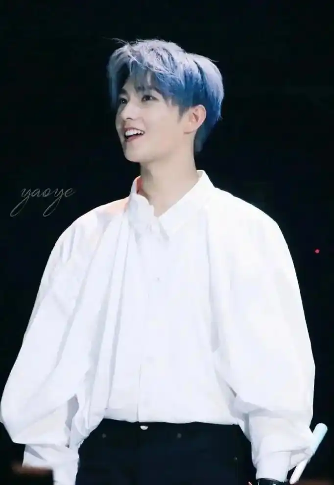 生日会的蓝发羊yyds#杨洋蓝发#杨洋壁纸 - 抖音