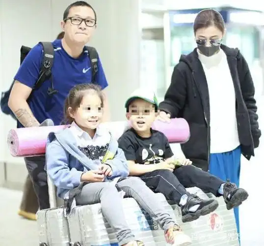 梅婷两个孩子也长大了姐弟长相如复制粘贴女儿大脑门似爸爸