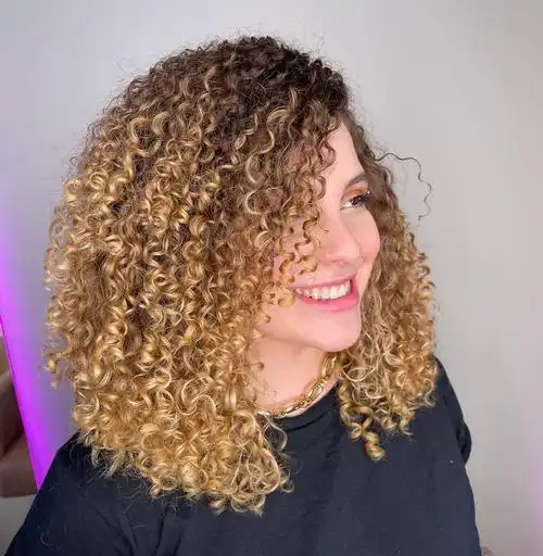 螺丝烫,顾名思义烫过的发型像螺丝一样,卷卷的很有弹力,又蓬又洋气.