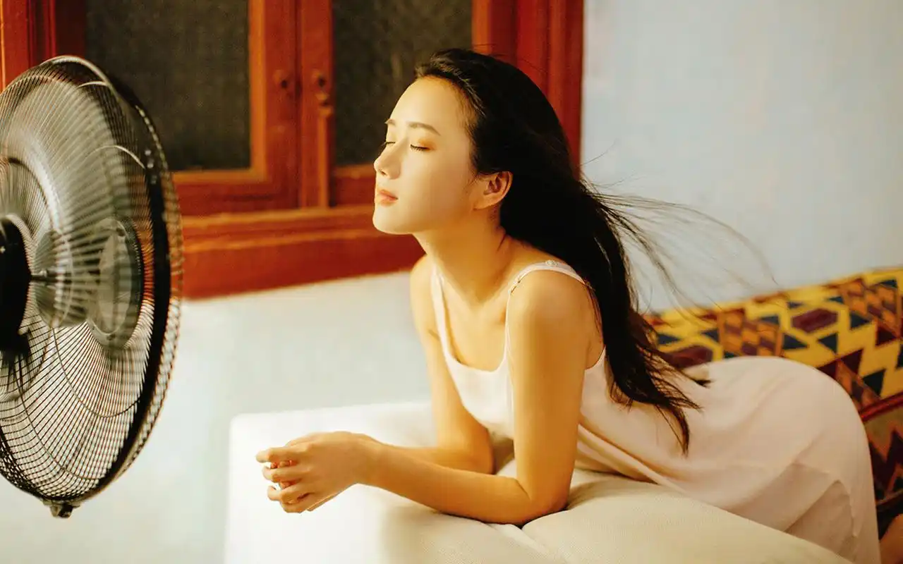 吊带裙美女性感诱人私房图片桌面壁纸高清大图预览1920×1200_美女壁