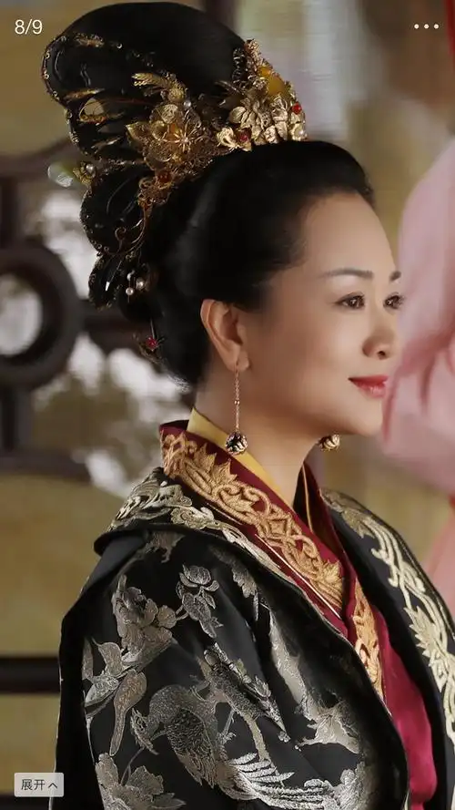 三个兰的发型头饰也很美呀!皇后那个头饰很华丽!