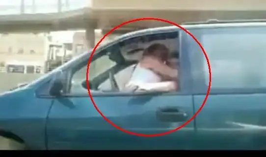 男女边开车边车震旁若无人吓坏隔离线司机