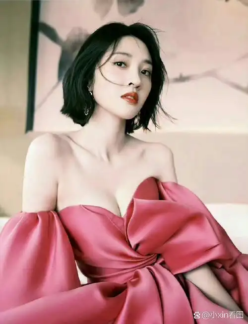 唐艺昕,被低估的大美女,酥胸半露,圆润饱满,事业线线条清晰可见,很