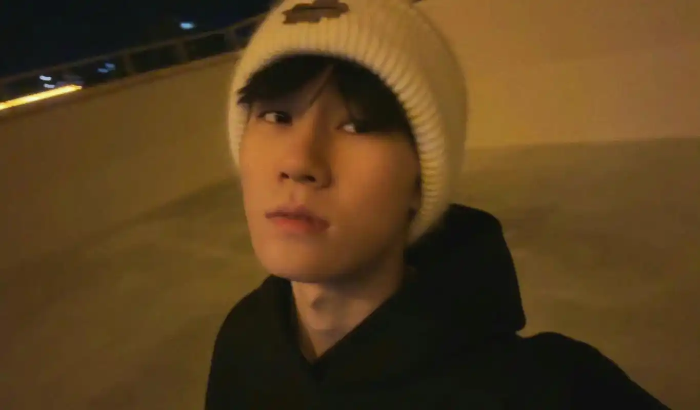 张真源的喉结,有点绝绝子