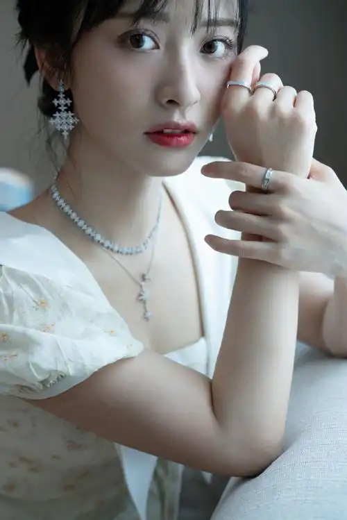 沈月最新写真大片公开,麻花辫盘发搭配田园碎花连衣裙,佩戴apm💎