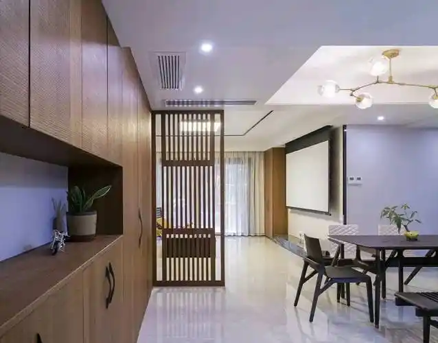 为避免户型设计方面导致的不良心理反应,往往会在玄关处立一面屏风