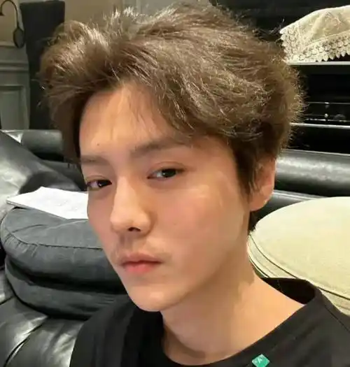 34岁鹿晗路透图,被嘲发福"姨味"重,对比颜值巅峰一目了然