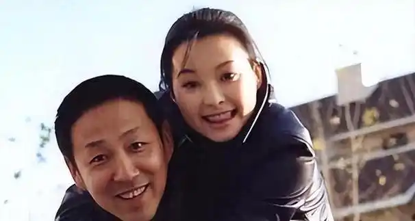 陈道明和妻子杜宪,是一对恩爱夫妻的代表,他们的婚姻经历了41年的风雨