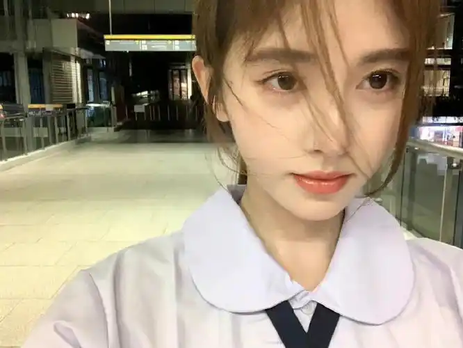 鞠婧祎泰国校服造型##鞠婧祎校园风live图随拍