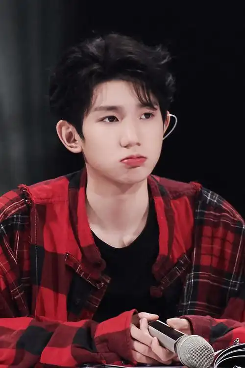 另外因为王源的年龄比较小,就算和女明星有互动,大家一般也不会往男女