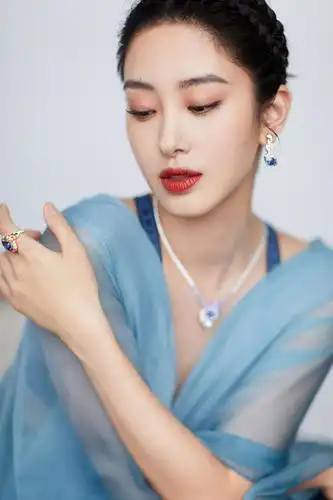 331杨采钰时尚芭莎年度派对一袭dior2021春夏薄纱长裙若有似无地展现