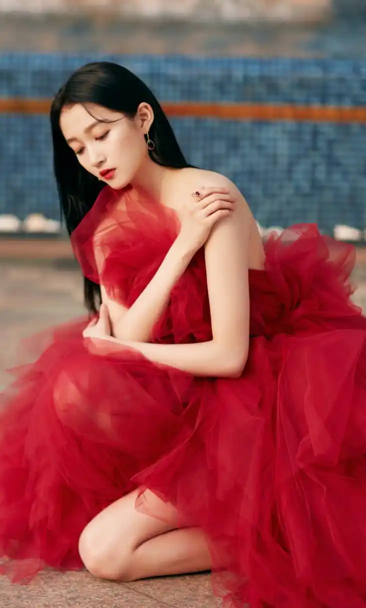 关晓彤一袭红色拖尾红裙,红唇娇艳,惊艳迷离,华美动人!