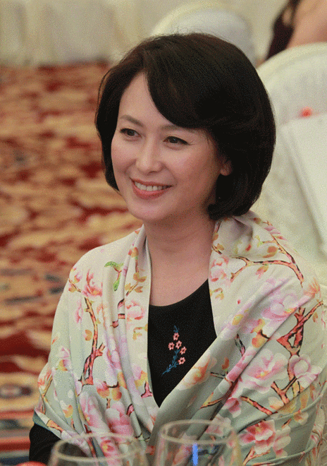 野鸭子和亲生母亲周丽琴相认之后,两个背景悬殊的家