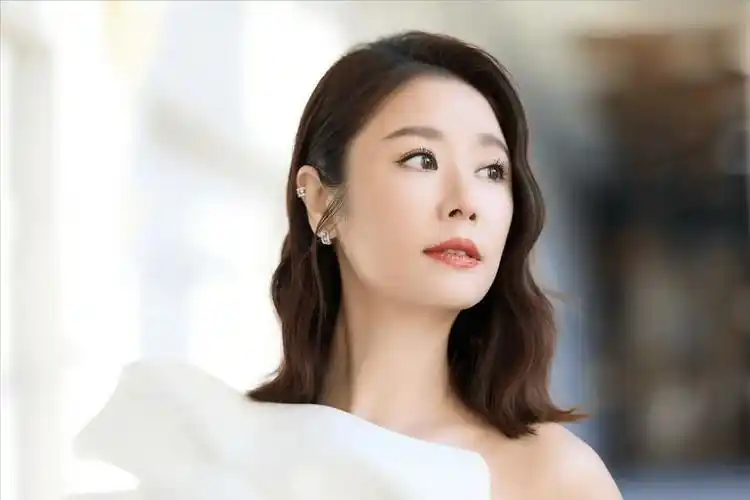 47岁林心如出席活动疑不穿内衣,彻底放飞自我?