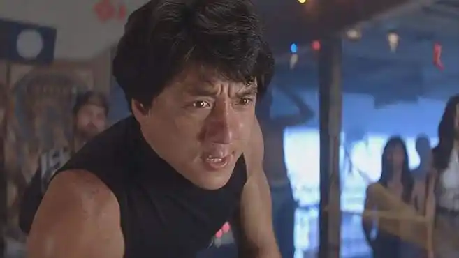 红番区:成龙大哥不愧是功夫巨星,一个能打十个,肌肉感简直炸裂-影视综