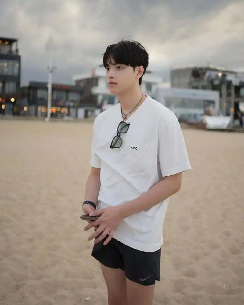 在海边漫步,很是惬意. #明星动态# #明星穿搭# #金昌珉