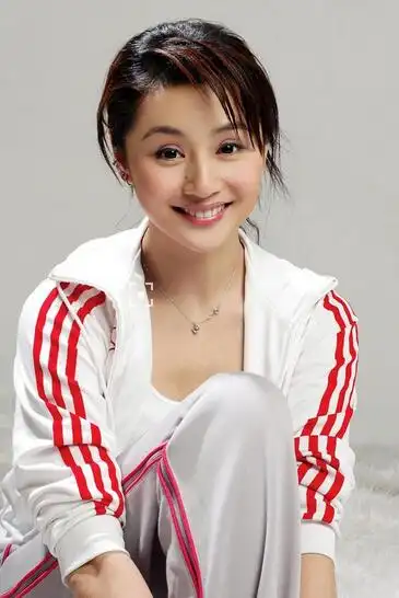 曹颖玩直播被疑"变脸" 微博回应:老了,开始减肥