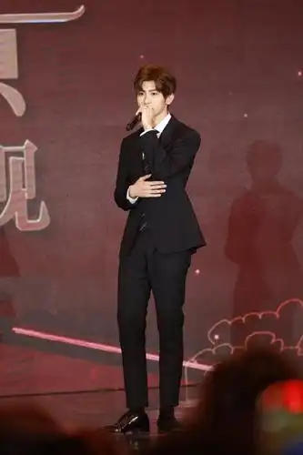 蔡徐坤现身活动,穿黑色西装好帅,基础款西装证明坤坤的好气质!