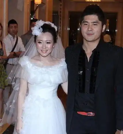 石磊是潘长江女儿潘阳的丈夫,出生于音乐世家,在香港长大,美国留学时