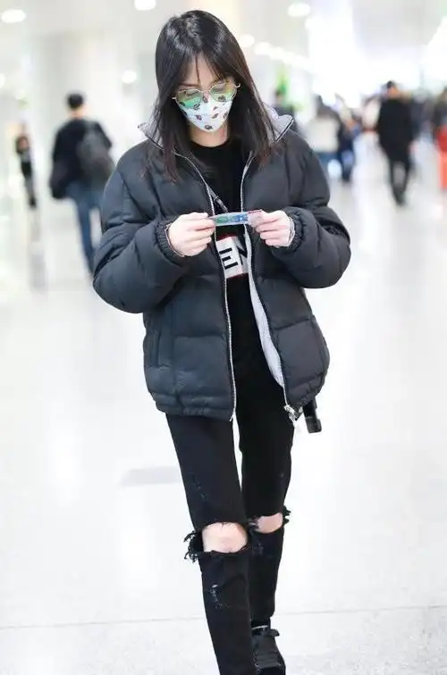 郑爽穿双面棉服现身机场搭配运动棉裤很保暖可爱口罩抢镜