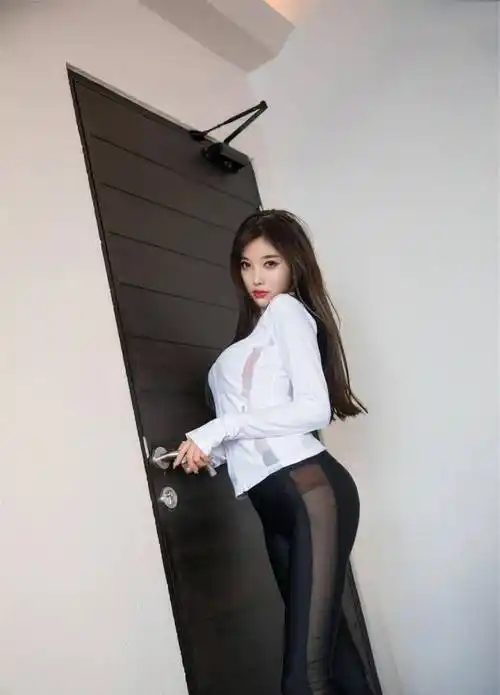 杨晨晨穿搭曝光:白色运动上衣 紧身蕾丝瑜伽裤,动感十足!