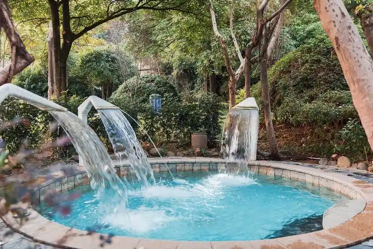 火山温泉水质温和细腻,为中外罕见富硒低硫温泉,从地下600米深处