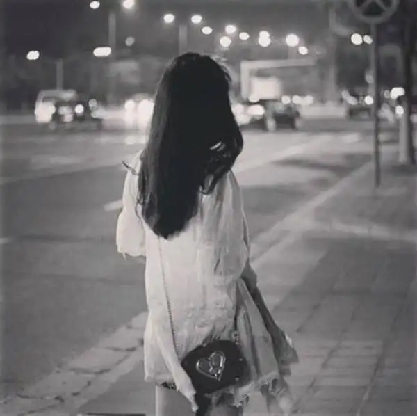 黑白女生背影图片