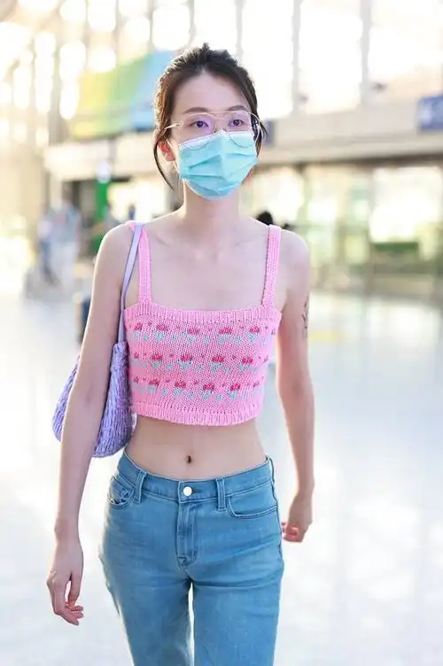 乔欣身穿粉色线织短吊带搭配牛仔裤腰细腿长