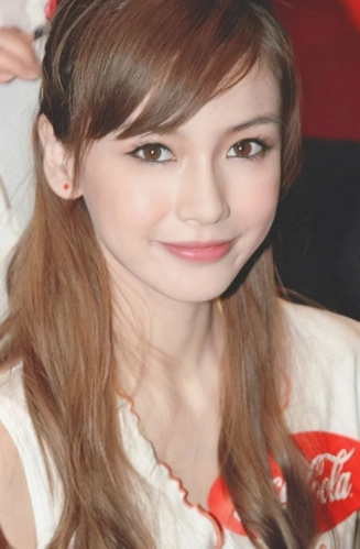 baby这几张照片你绝对没看过!混血脸太惊艳,网友直呼我可以