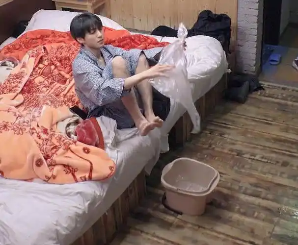 王俊凯光脚在地板上跑,镜头扫到他的脚底,网友:三天没洗过脚?