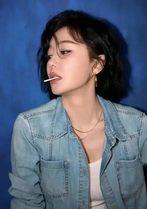 秦岚短发羊毛卷复古摩登女郎造型,感觉越来越漂亮,好美好洒脱.