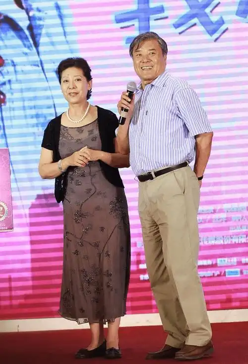 原创关牧村年龄大了但气质一点没老裙装配开衫优雅大气挺耐看的