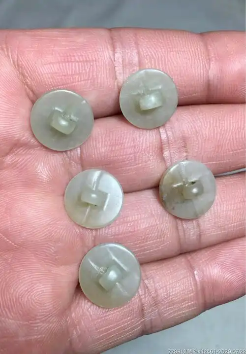 清代和田玉籽料玉扣子五颗