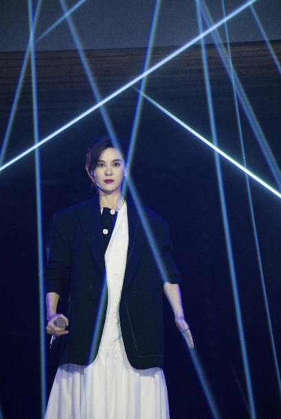 被质疑"抱宁静大腿",郁可唯硬气回应:是姐姐们的互相欣赏