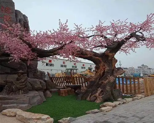 一,水泥假树的树体主干较粗,直径在40公分以上,假树的树体主干由角钢