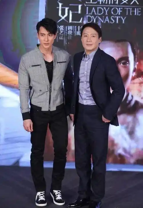 身高182吴尊竟比身高180的黎明还高,看二帅合影吴尊不止高2厘米_帅哥