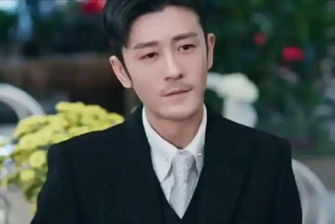 林雨申他是惊艳时光的存在,黑色西装白色衬衣,痞帅则是他的代名词