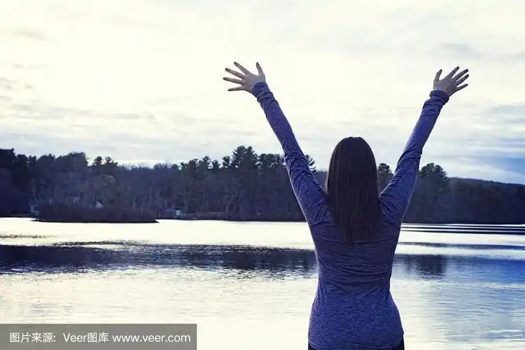 快乐的年轻女子向天空伸出手