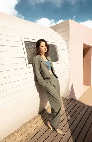 李沁西服套装内搭蓝色抹胸秀出性感小蛮腰