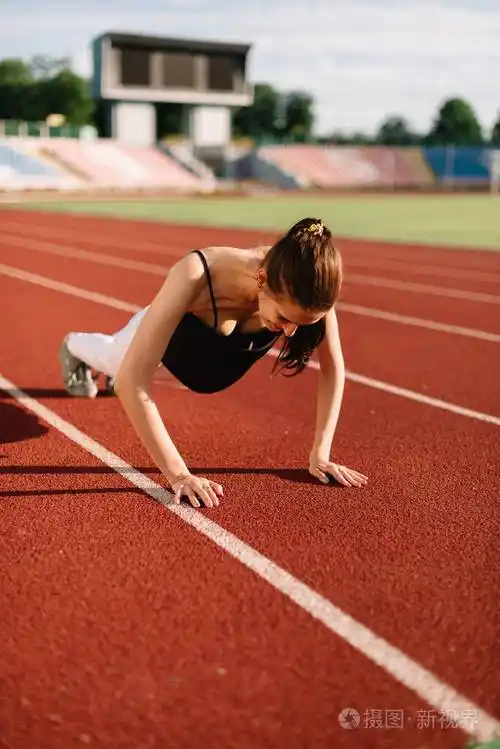 一个阳光明媚的日子女运动员在赛场上拼命地跑