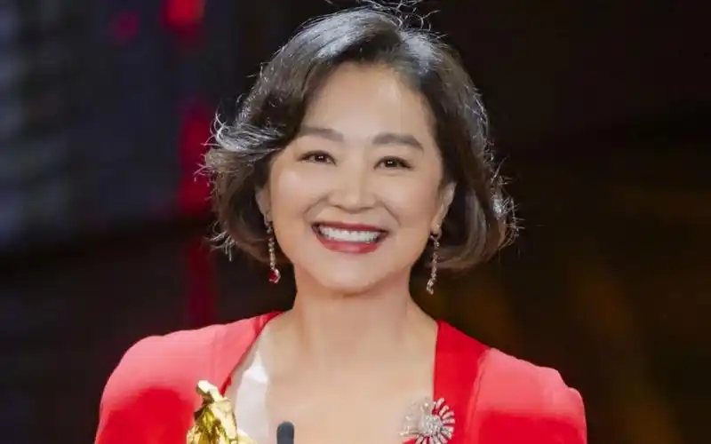 69岁林青霞获金马终身成就奖,全场起立鼓掌,罕见感谢丈夫与女儿