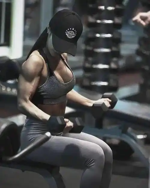 初恋清纯的脸配上一身肌肉这样的小姐姐太飒了