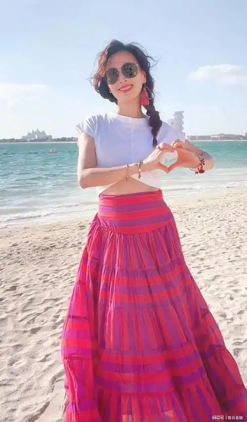 54岁张庭在海边穿露脐裙装 依然靓丽|女演员|高颜值_网易订阅