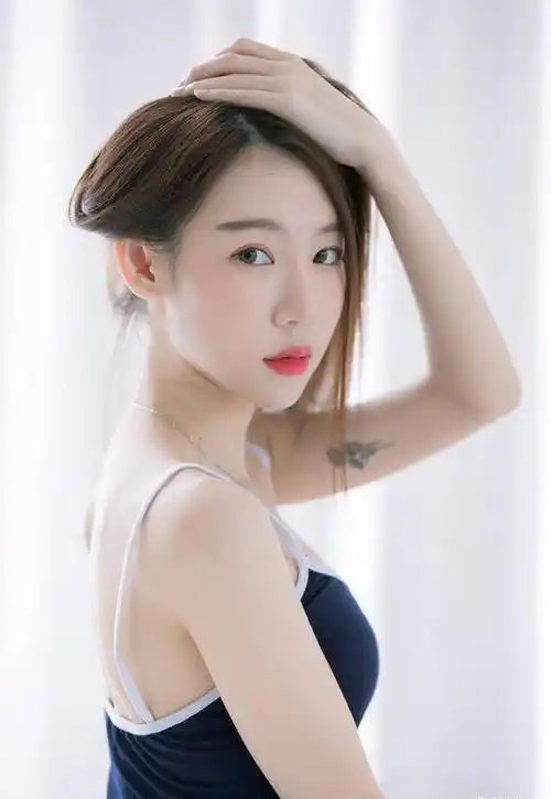 白皙的皮肤,甜美又时尚的穿搭,让人一见倾心_长相_连体_女孩