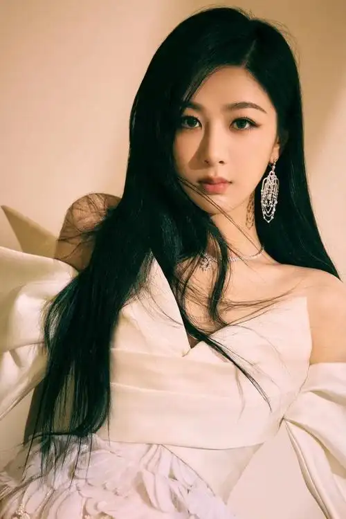 杨紫最新造型大片,优雅氛围