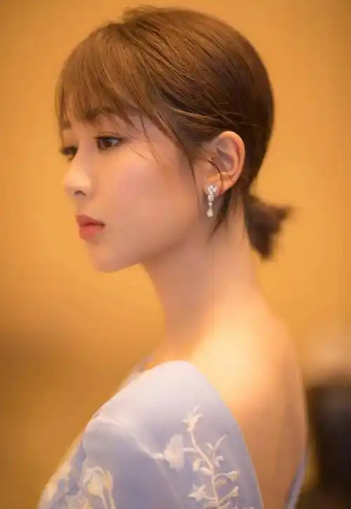 杨紫晒古装美照,一抹红唇百媚生,抑郁的表情,霸气时尚_角色_观众_王姬