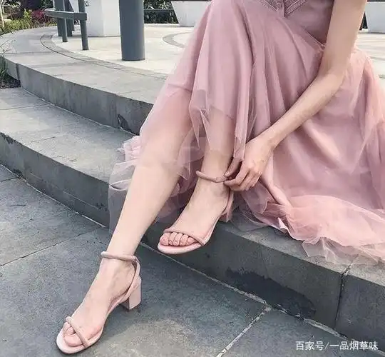 露出脚趾的一字扣高跟鞋,释放女神魅力