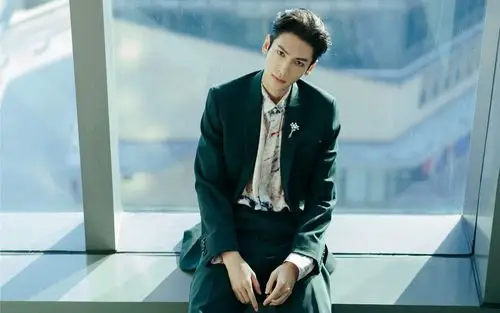 罗云熙森林绿西装帅气图片桌面壁纸