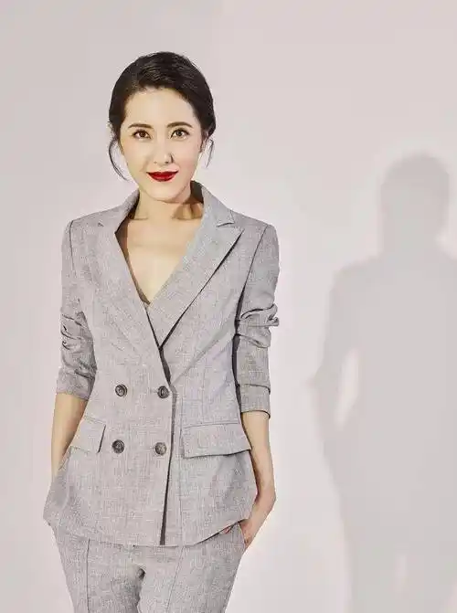 曾黎在大学的时候,她与章子怡,梅婷,袁泉,秦海璐,胡静,张彤,李敏并称