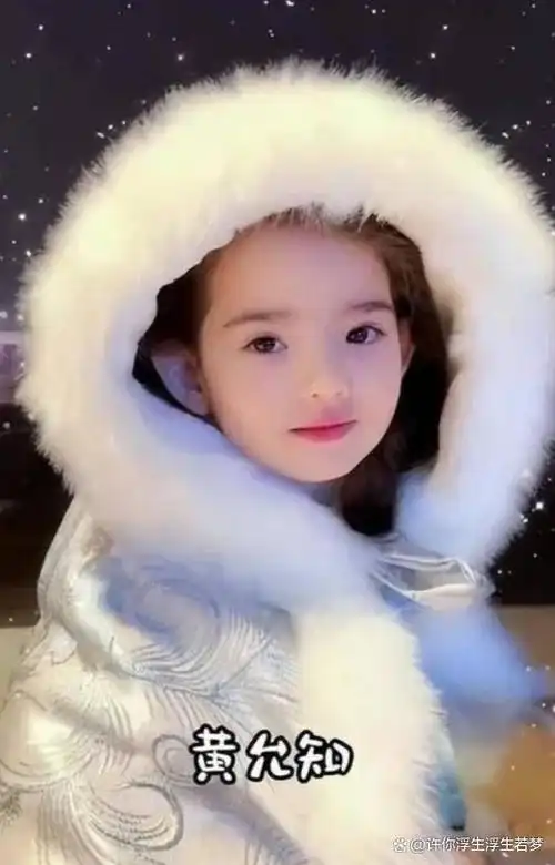 黄允知的衣品实际上是他父亲的衣品,黄允知拥有众多迷人的小裙子,每一